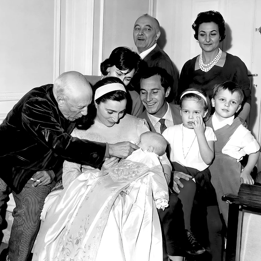 Picasso con la familia Dominguín en 1961