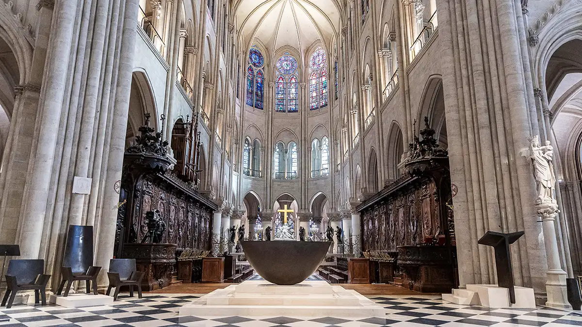 En primer plano el nuevo altar de Notre Dame y al fondo el altar mayor