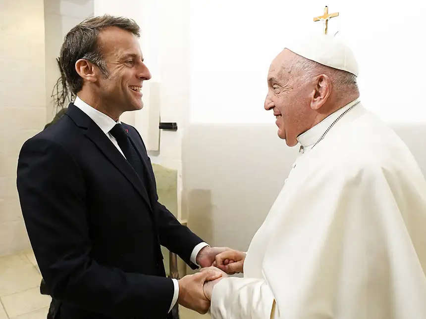 El Papa Francisco junto a Emmanuel Macron