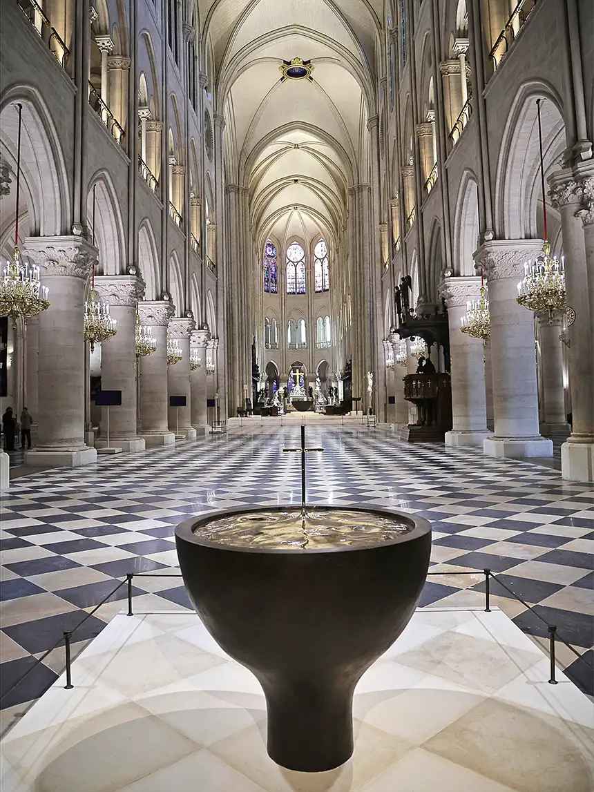 Pila bautismal a la entrada de la catedral