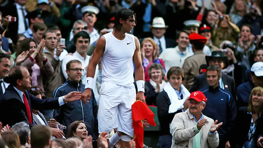 Nadal celebrando el triunfo entre el púiblico con la bandera de España