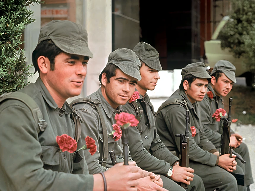 Militares con claveles rojos, símbolo de la revolución