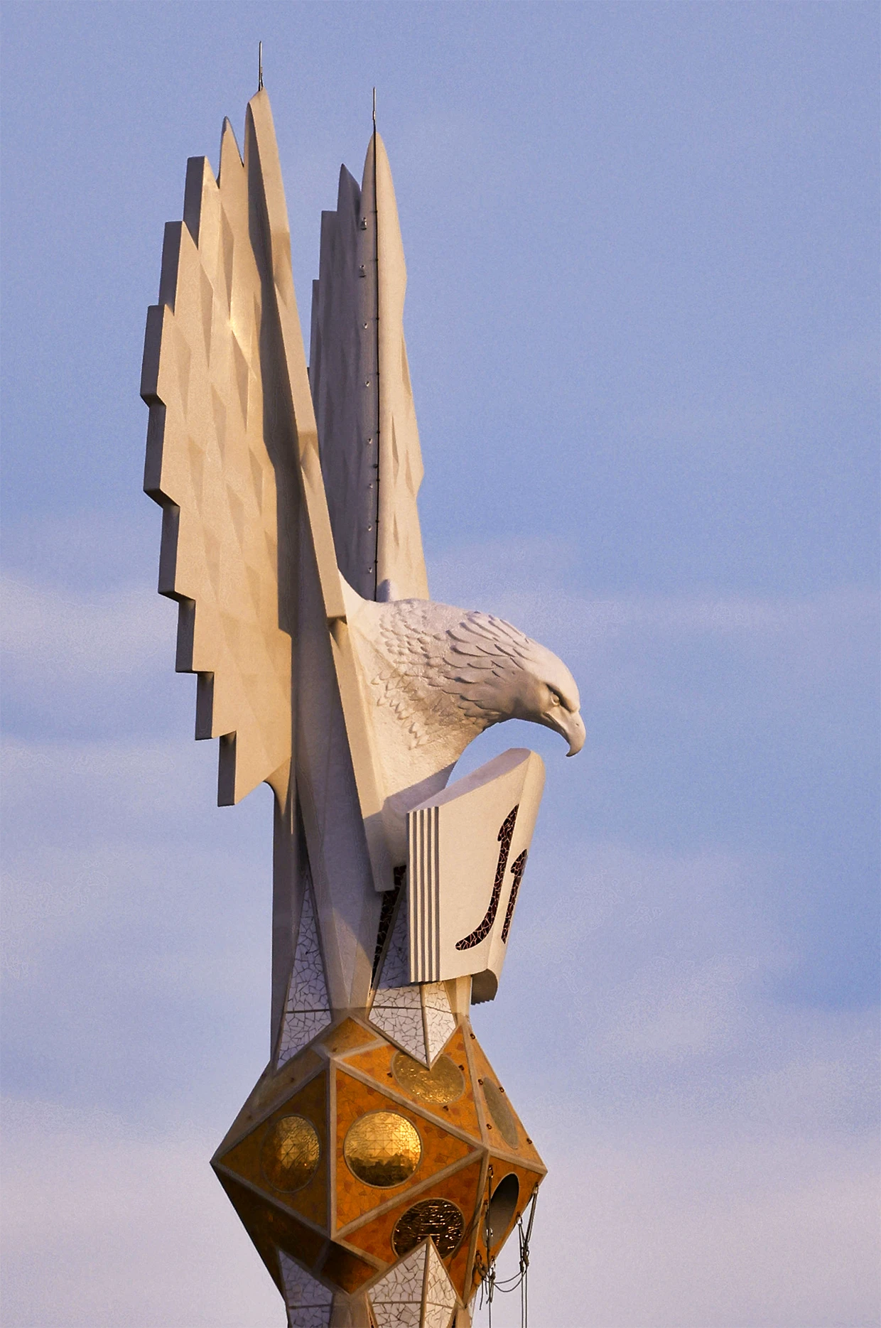 Escultura que remata la torre dedicada a San Juan Evangelista