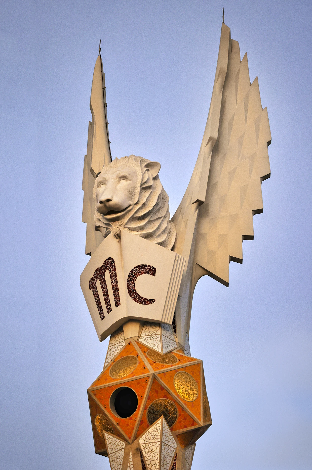 Escultura que remata la torre dedicada a San Marcos