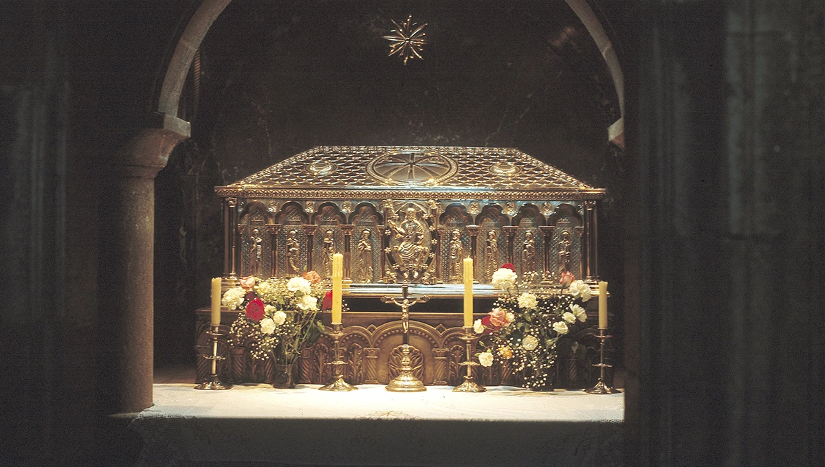 Urna con los restos del apóstol en la cripta del altar mayor