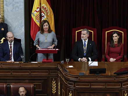 Sus Majestades los Reyes de España y Francina Armengol, Presidenta del Congreso, en la Solemne Apertura de la XV Legislatura